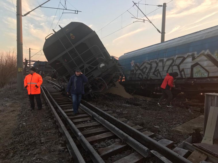 Imaginea articolului Dosar penal în cazul trenului deraiat în Olt. Trenurile de călători au adunat întârzieri de 800 de minute