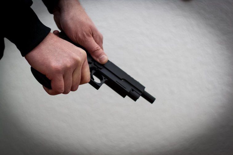 Imaginea articolului Un bărbat din Galaţi a ameninţat o femeie de 70 de ani cu un pistol. Motivul pentru care ambii s-au ales cu dosar penal