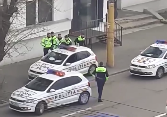 Imaginea articolului VIDEO. Un pieton recalcitrant le-a dat de furcă poliţiştilor constănţeni. A fost nevoie de 7 oameni ai legii pentru a-l calma pe bărbat
