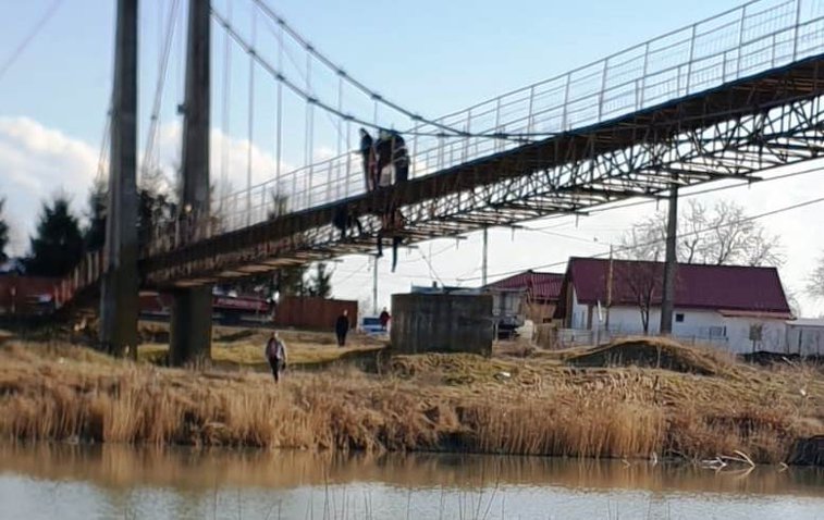 Imaginea articolului Un bărbat care ameninţa că se aruncă de pe un pod i-a impresionat pe salvatori cu povestea lui
