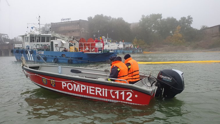 Imaginea articolului Doi bărbaţi au intrat în şoc hipotermic, după ce s-au răsturnat cu barca pe Dunăre. FOTO