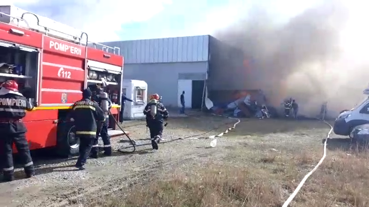 Imaginea articolului VIDEO. Incendiu la un service auto din Râmnicu Vâlcea. Au intervenit mai multe echipaje de pompieri