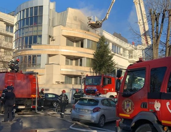 Imaginea articolului FOTO | Incendiu la o clădire cu 3 etaje, în cartierul Primăverii, din Bucureşti. Toate persoanele care se aflau în interior reuşind să iasă