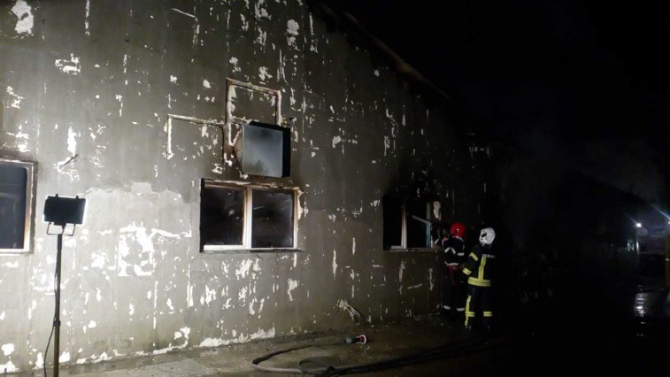 Imaginea articolului VIDEO, FOTO | Incendiu la o fabrică de confecţii din Focşani. Două persoane au fost transportate la spital