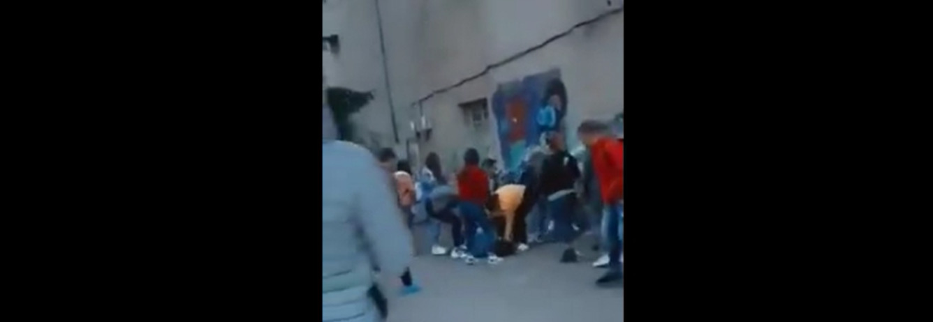 Imaginea articolului O bătaie între opt eleve, pe o stradă din Fălticeni, a fost filmată. Scene şocante | VIDEO