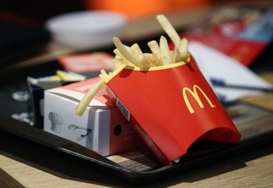 Imaginea articolului McDonald's, cel mai mare lanţ de restaurante fast food din lume, interzice temporar servirea în interior