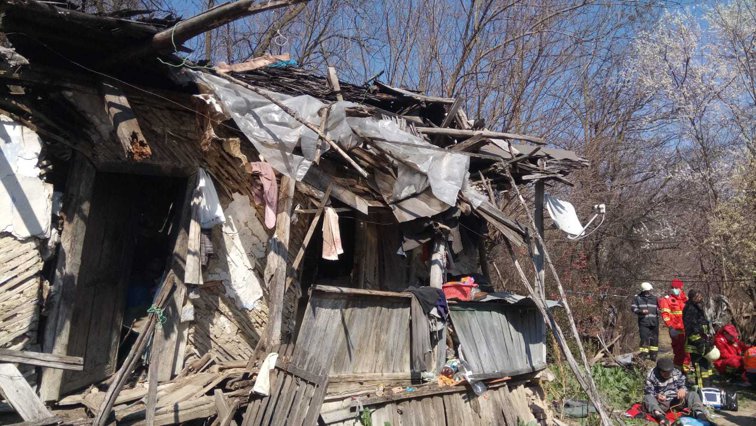 Imaginea articolului FOTO: Doi bătrâni au rămas blocaţi în casă, după ce tavanul s-a prăbuşit