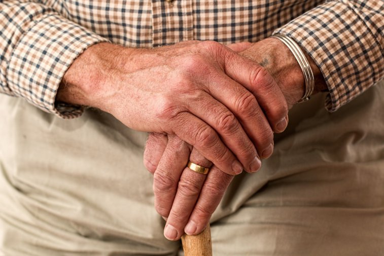 Imaginea articolului Tu ce faci pentru a-i ajuta pe bătrâni? La Cluj, voluntarii le fac cumpărăturile celor izolaţi în case