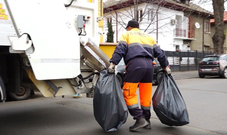 Imaginea articolului Angajaţii din salubritate păstrează curăţenia pe străzi şi se expun coronavirusului 12 ore pe zi