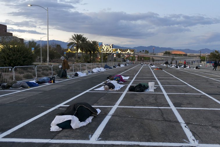 Imaginea articolului Coronavirus. Oraşul unde hotelurile sunt goale, dar oamenii străzii dorm în parcare. Poza a stârnit furie 