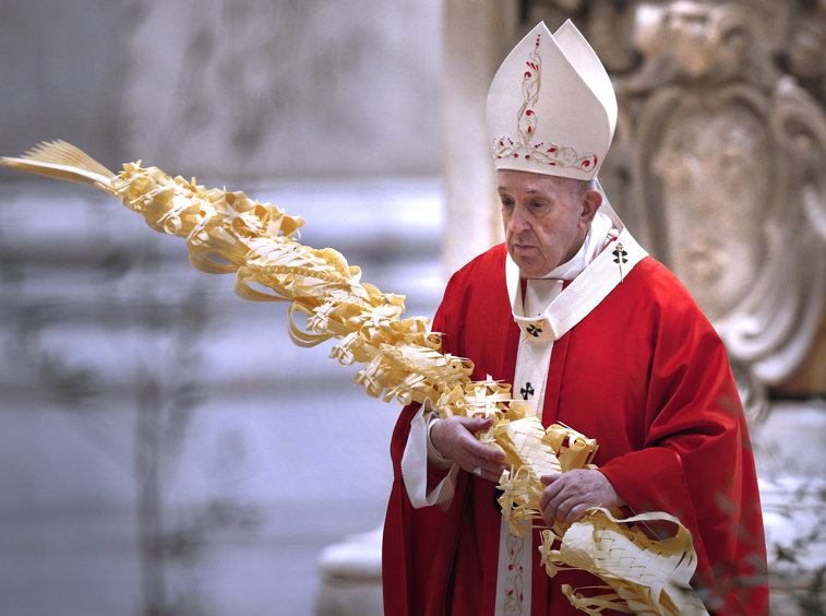 Imaginea articolului „O slujbă cu adevărat neobişnuită”. Papa Francis a deschis Săptămâna Mare într-o catedrală goală