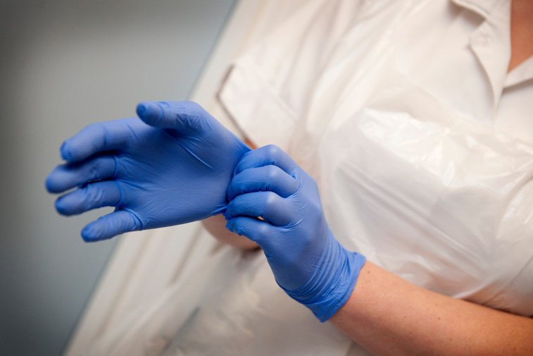 Imaginea articolului Marea Britanie: Trei asistente care s-au pozat purtând saci de gunoi în locul echipamentului de protecţie, infectate cu coronavirus