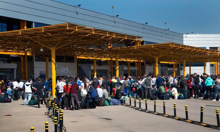 Imaginea articolului Se cer demisii în cazul celor 2000 de muncitori care au aglomerat Aeroportul Cluj. Ce zice Ordonanţa militară 7 despre zborurile sezonierilor