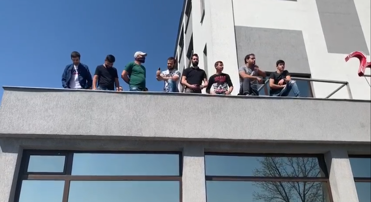Imaginea articolului Situaţie ireală în Craiova. Zeci de oameni s-au urcat pe un hotel, supăraţi că nu pot ieşi din carantină: „Ne-au sechestrat!" Reacţia ministrului Nelu Tătaru