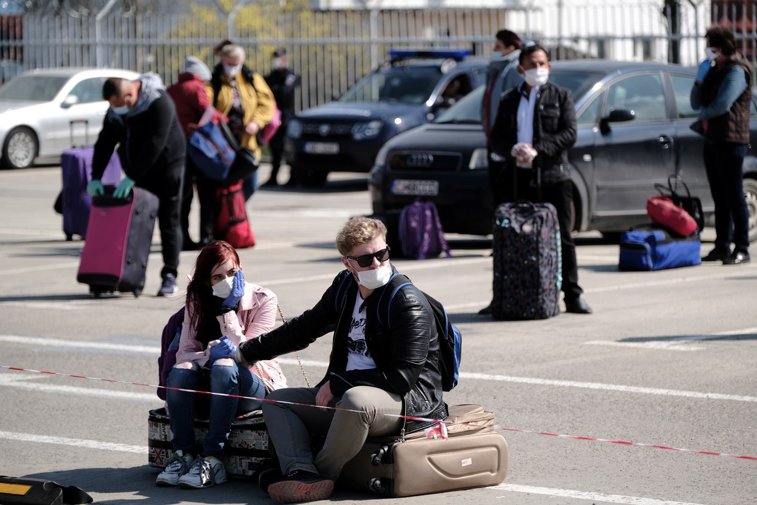 Imaginea articolului O cursă charter cu 150 de români plecaţi la muncă aterizează astăzi la Londra. Cum prezintă presa britanică sosirea muncitorilor