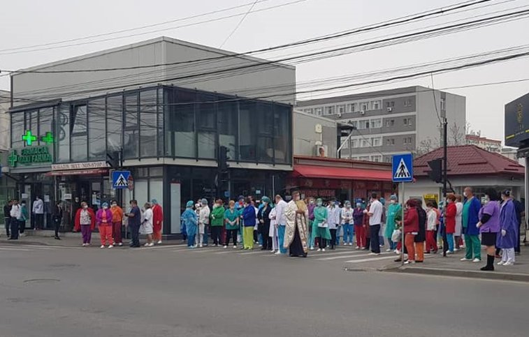 Imaginea articolului Managerul SJU Târgovişte, amendat pentru că a ieşit în faţa unităţii în întâmpinarea moaştelor Sfântului Ierarh Nifon, alături de alţi medici  