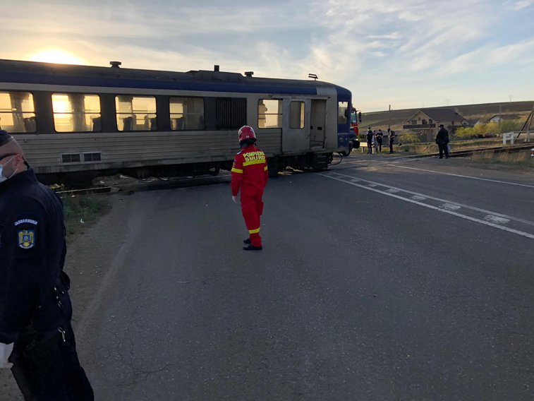 Imaginea articolului Iaşi: Un tren de călători care a lovit un camion a ajuns pe şosea! FOTO
