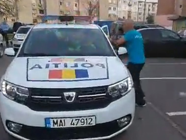 Imaginea articolului VIDEO | Scandal cu zeci de persoane în centrul oraşului Hunedoara. Forţele de ordine au fost atacate: de la ce au pornit incidentele violente