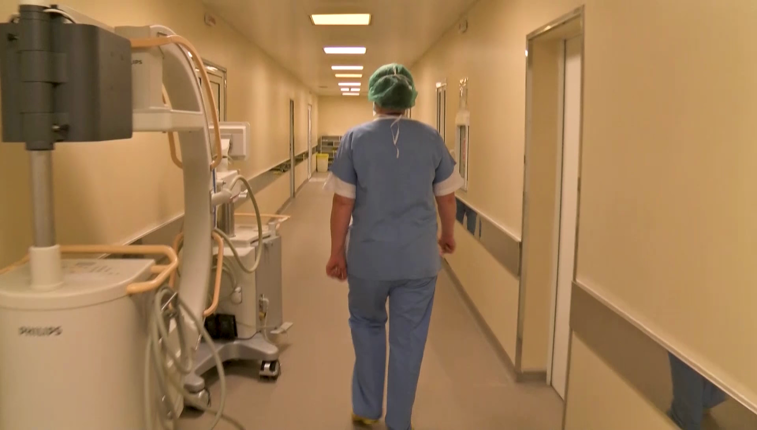 Imaginea articolului Intră în spital fără Covid pe urmele tale. O companie franceză donează spitalelor din România porţi cu lichid dezinfectant