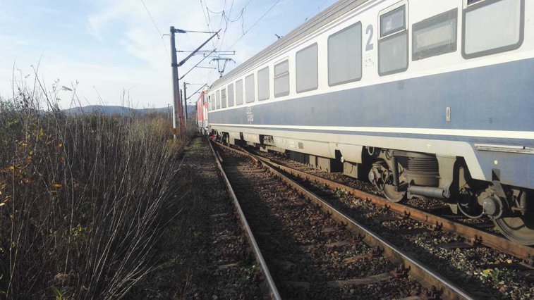 Imaginea articolului O autospecială de poliţie locală a fost lovită de tren, în Prahova. O victimă este încarcerată