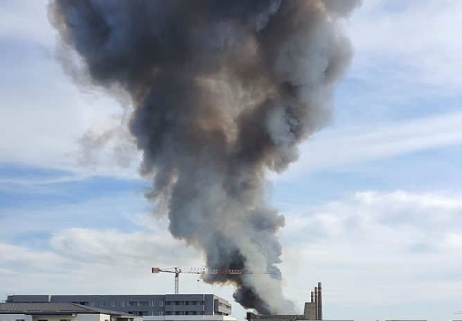 Imaginea articolului Incendiu la o fabrică din Bucureşti. Cinci autospeciale acţionează pentru stingerea focului