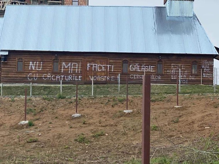 Imaginea articolului Jigniri pe pereţii unei biserici din Maramureş. Actul de vandalism pedepseşte o idee „arogantă şi nesimţită” a preoţilor