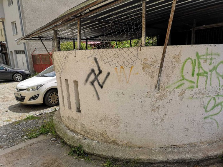 Imaginea articolului Zvastica şi mesaje de extremă dreapta desenate pe pereţii mai multor blocuri din Cluj. Poliţia a deschis dosar penal
