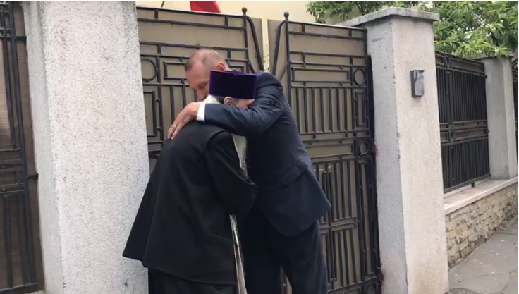 Imaginea articolului Îmbrăţişarea zilei! Viorel Cataramă l-a strâns in braţe pe IPS Teodosie | VIDEO