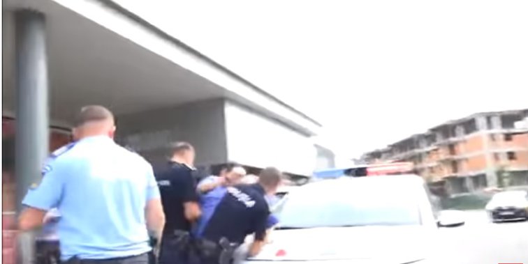 Imaginea articolului VIDEO | Scene incredibile la un magazin din Ferentari: 8 poliţişti încătuşează un bătrân / Reacţia Poliţiei Capitalei