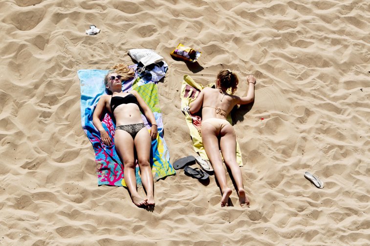 Imaginea articolului „Plaja, unul dintre cele mai sigure locuri”. La ce trebuie să fii atent şi ce spun experţii despre transmiterea coronavirusului în apă