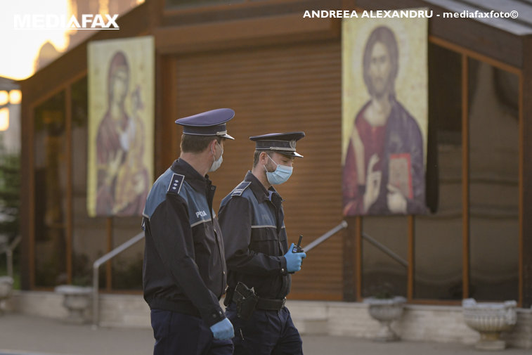 Imaginea articolului Reacţia Patriarhiei după scandalul de la mănăstirea din Hunedoara / Doi bărbaţi au fost agresaţi de enoriaşi după ce au încercat să filmeze o slujbă ce avea loc în incinta mănăstirii