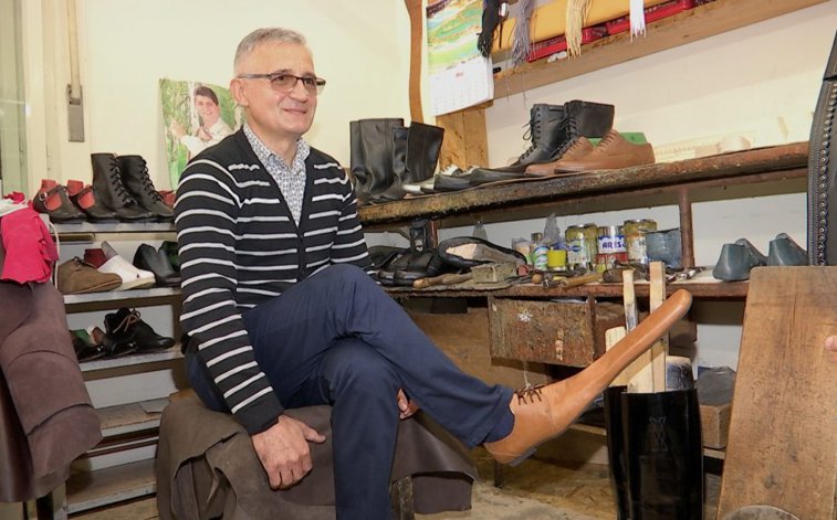 Imaginea articolului FOTO Invenţie Made in Romania: Pantofii de distanţare socială. Măsurile încep de la numărul 70