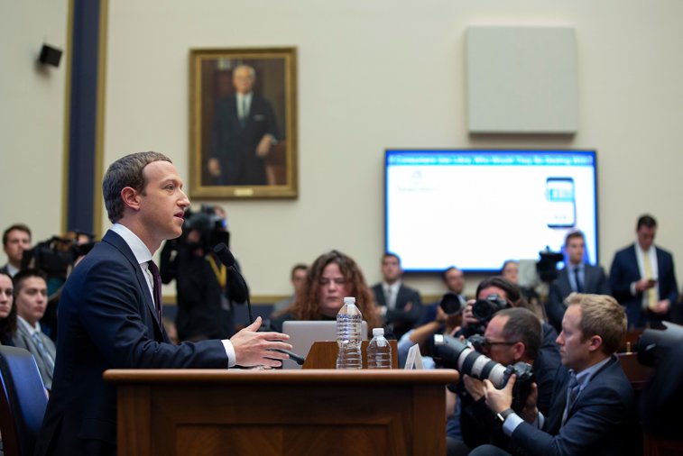 Imaginea articolului Mark Zuckerberg, CEO-ul Facebook: “Nu cred că reţelele de socializare trebuie să verifice postările politicienilor”

