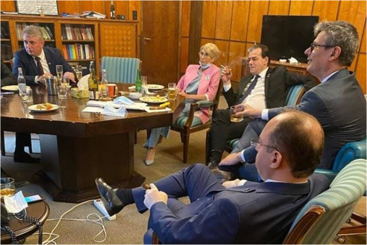 Imaginea articolului Poza cu Orban de la Guvern: Glume şi reacţii acide pe Internet. "Fac probe pentru deschiderea restaurantelor"