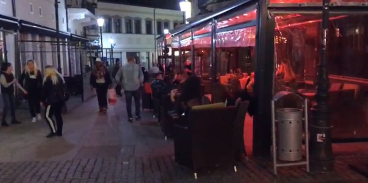 Imaginea articolului Ultima seară de stat acasă, prima noapte de distracţie la terasă / Câteva străduţe din Centrul Vechi au reînviat din primele ore de ”relaxare” | VIDEO