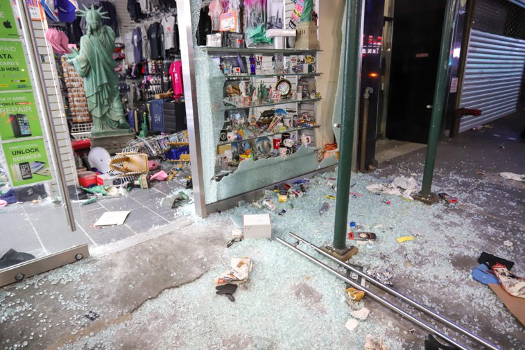 Imaginea articolului Proprietarul unui magazin din SUA s-a înarmat cu o puşcă semiautomată şi îşi aşteptă jefuitorii 