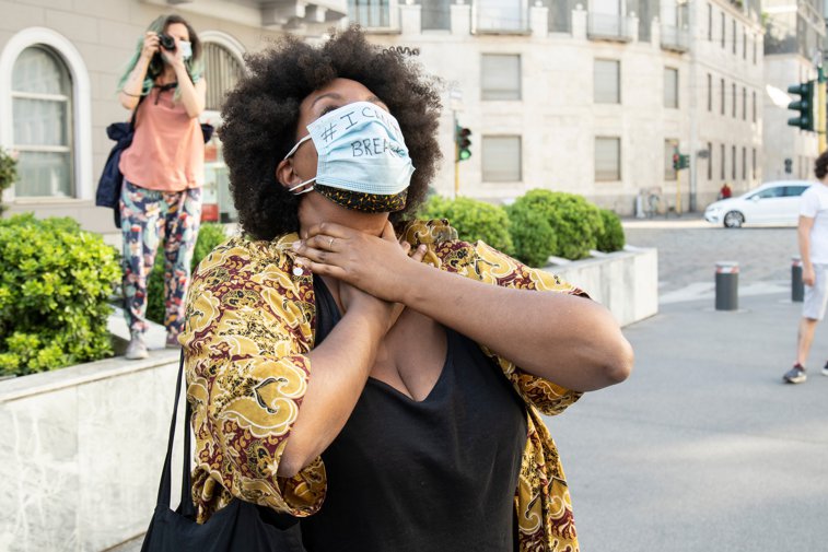 Imaginea articolului “NU POT SĂ RESPIR!” Atunci când măştile de protecţie devin pancarte de protest | GALERIE FOTO