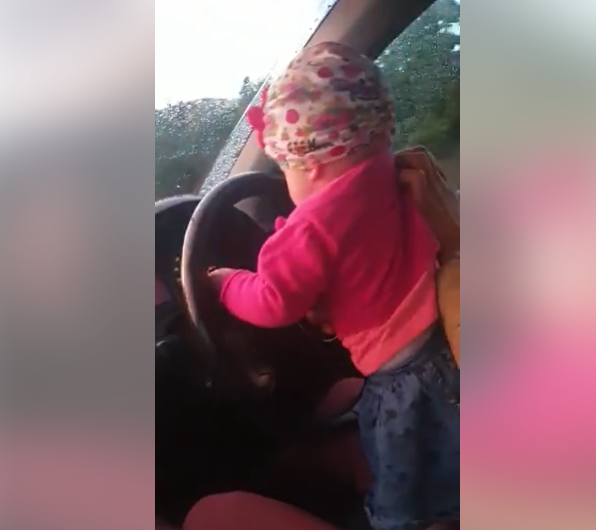 Imaginea articolului Un bărbat a fost filmat în timp ce conduce cu fetiţa lui în braţe | VIDEO