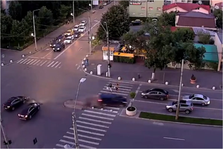 Imaginea articolului Tragedie evitată la limită: Accident cu şase maşini, într-o intersecţie din Bucureşti. „Semne de circulaţie anapoda”. VIDEO