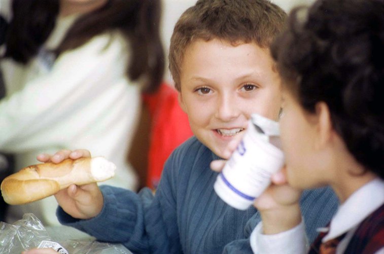Imaginea articolului Laptele şi cornul: De pe băncile şcolilor, pe mesele nevoiaşilor