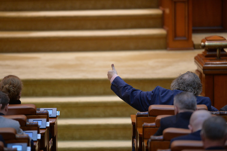 Imaginea articolului Guvernul ia în calcul să atace la CCR dublarea alocaţiilor: Parlamentarii să nu mai voteze pomeni