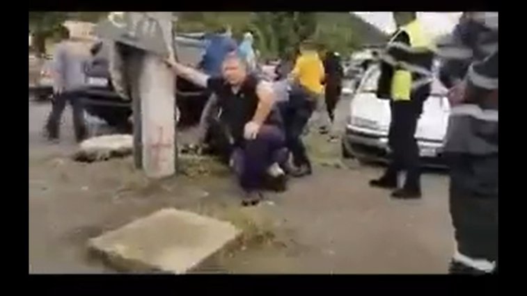 Imaginea articolului VIDEO Un poliţist din Reşiţa REPETĂ gestul care a dus la moartea lui George Floyd. A fost filmat în timp ce stătea cu genunchiul pe gâtul unui bărbat