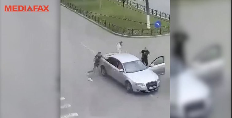 Imaginea articolului VIDEO | Scene şocante: bătaie în plină stradă între două grupuri rivale din Craiova. Zeci de poliţişti şi jandarmi au intervenit