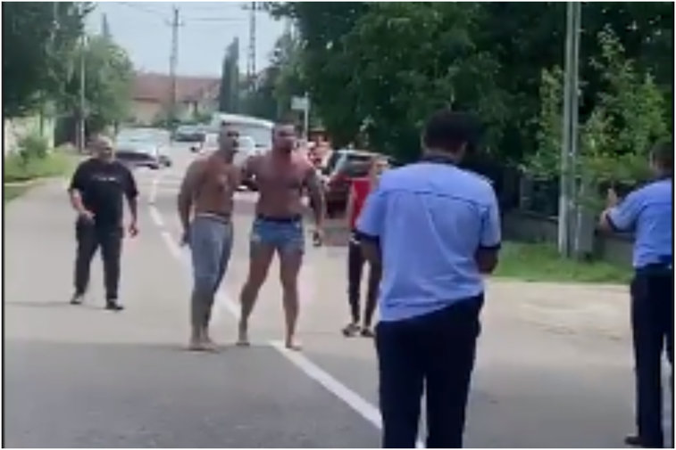 Imaginea articolului VIDEO: Doi poliţişti, chemaţi să aplaneze un conflict, au fost ameninţaţi în plină stradă. „Vrei să te bat cu pistolul în mână?"