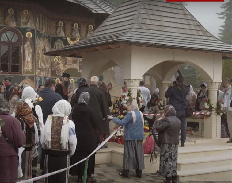 Imaginea articolului VIDEO Parastasul Părintelui Iustin Pârvu. 1.500 de oameni din categoriile vulnerabile s-au înghesuit la moaşte şi au ignorat pericolul COVID