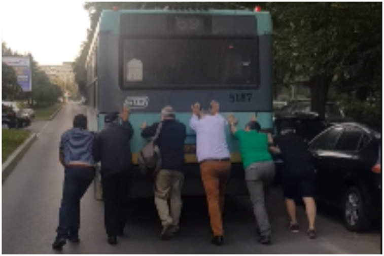 Imaginea articolului VIDEO | Distanţare socială ZERO, la împins troleibuzul. Un fost ministru al Sănătăţii deplânge starea „celui mai ecologic mijloc de transport”. Reacţia STB