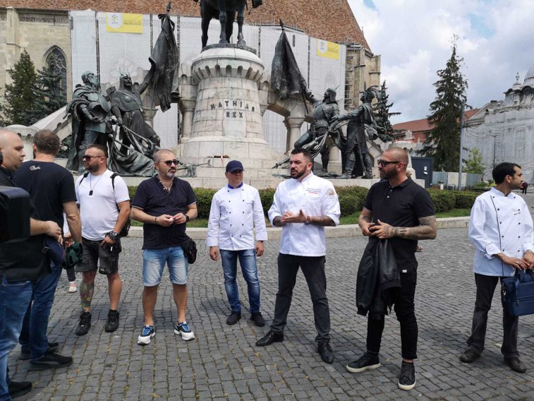 Imaginea articolului Protest al bucătarilor în Piaţa Unirii din Cluj. Ei cer deschiderea urgentă a restaurantelor cu bucătării 