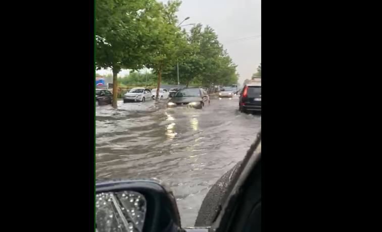 Imaginea articolului Pasaj rutier şi străzi inundate, în Capitală. Cum arată Bucureştiul după ploile din ultimele 24 de ore