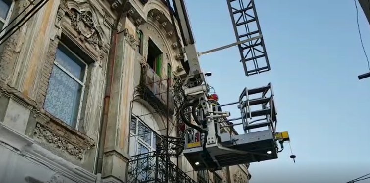 Imaginea articolului Un tânăr din Drobeta Turnu Severin a căzut de la mansarda casei în care locuia, după ce balconul s-a rupt