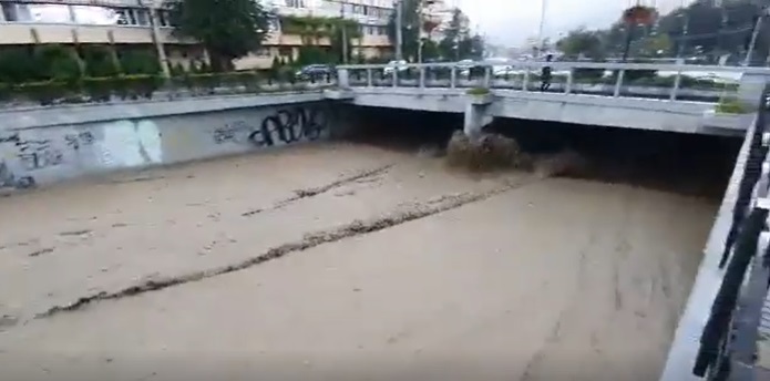 Imaginea articolului Năvala apelor la Piatra-Neamţ. Singurul bulevard aproape de a fi inundat